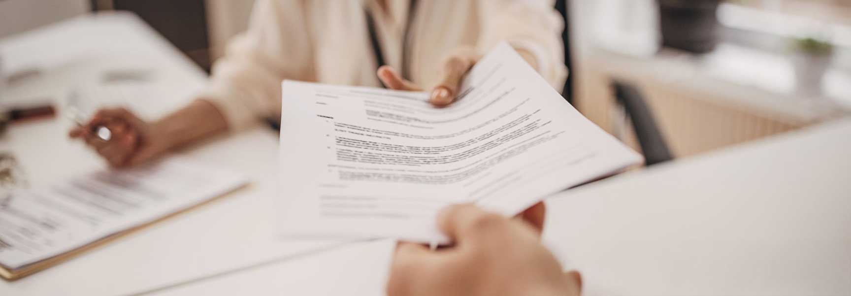 Nutricionista entregando documento impresso ao paciente durante atendimento.