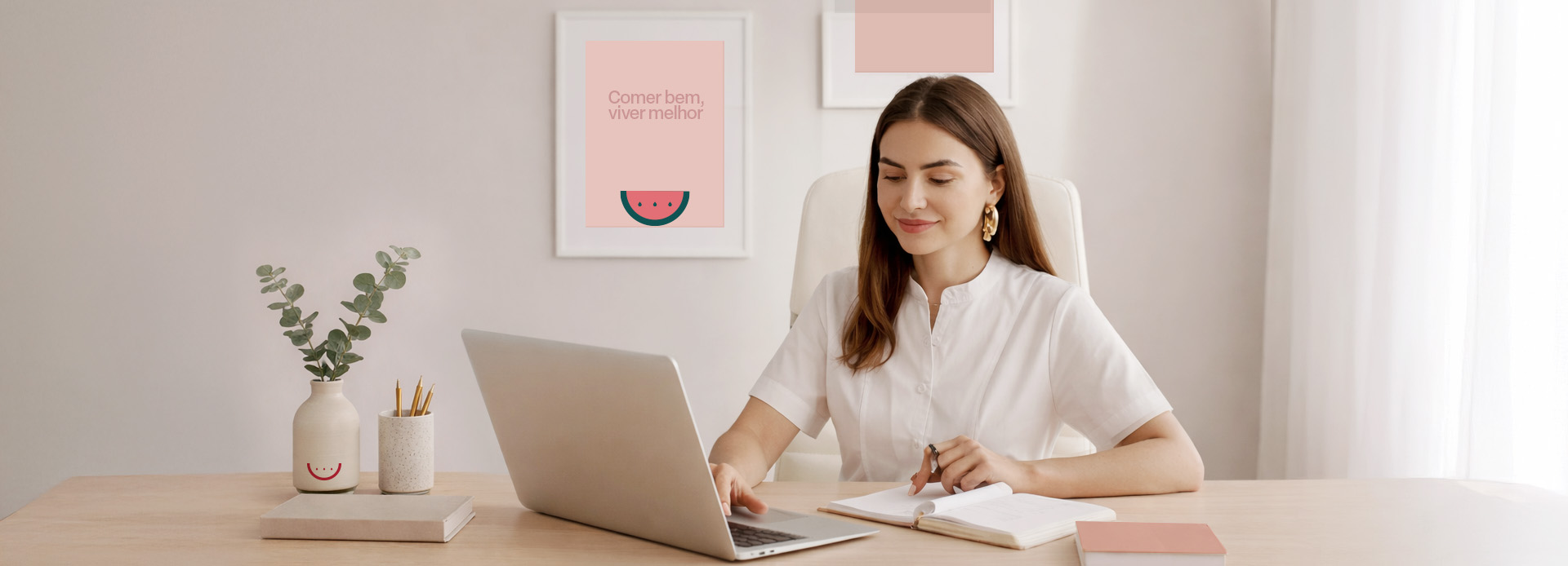 Nutricionista trabalhando em um consultório organizado com materiais da coleção Melancia Fresh, usando notebook e caderno em uma mesa clara.